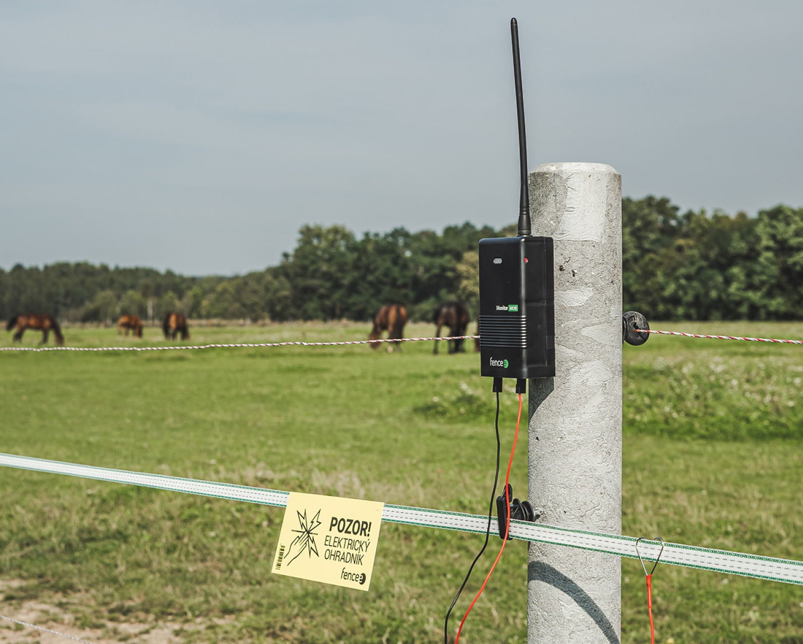 Control Monitor MX10 connected to the electric fence
